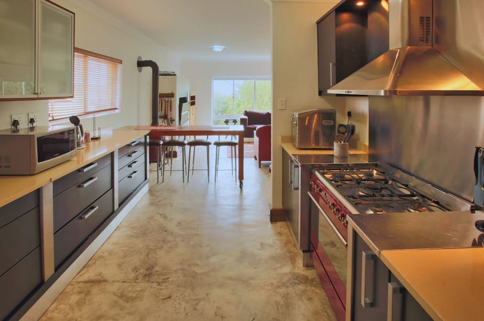 Full-size fridge, microwave, oven, stovetop