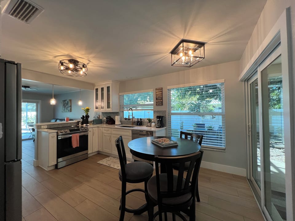 KITCHEN/BREAKFAST NOOK