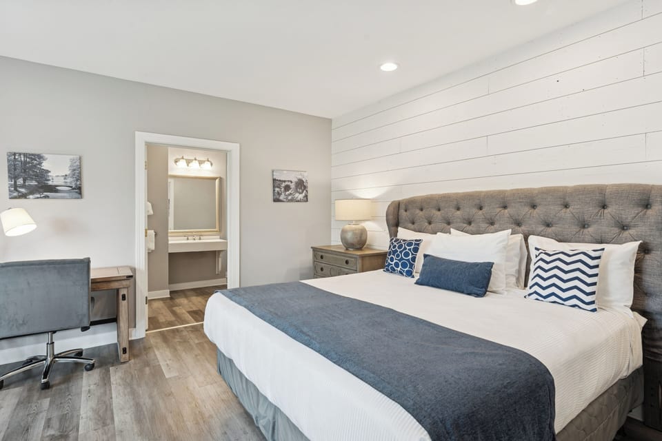 Deluxe Room, 1 King Bed | Premium bedding, minibar, desk, laptop workspace