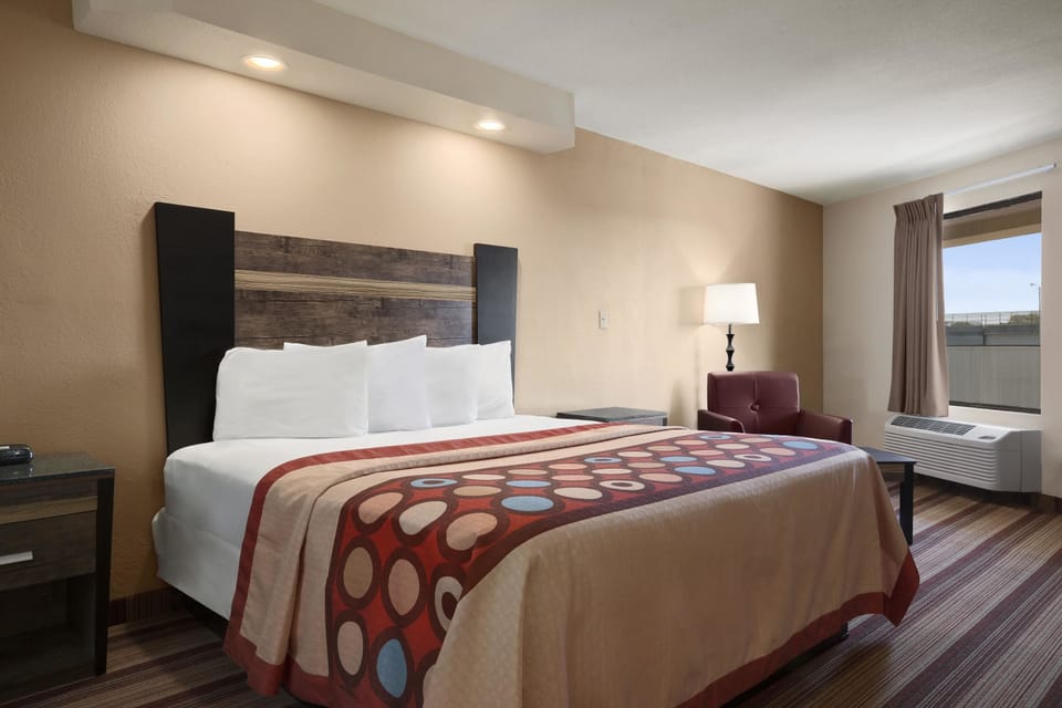 Business Room, 1 King Bed, Non Smoking, Refrigerator & Microwave | Desk, iron/ironing board, free WiFi, bed sheets