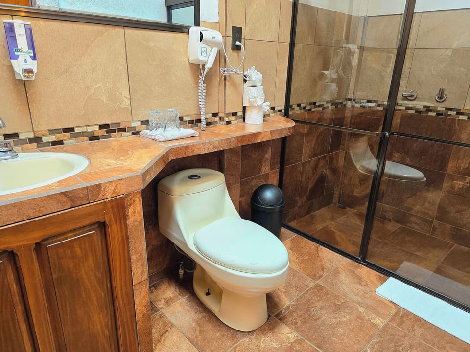 Villa Garden View | Bathroom | Shower, free toiletries, hair dryer, towels