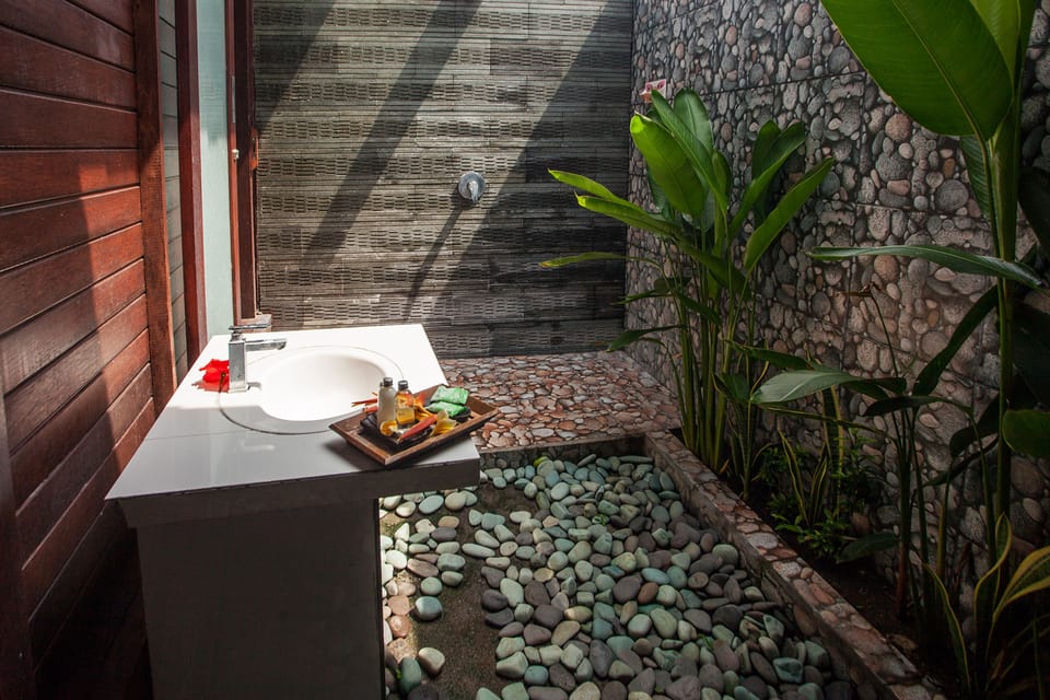 Shower, deep soaking tub, free toiletries, hair dryer