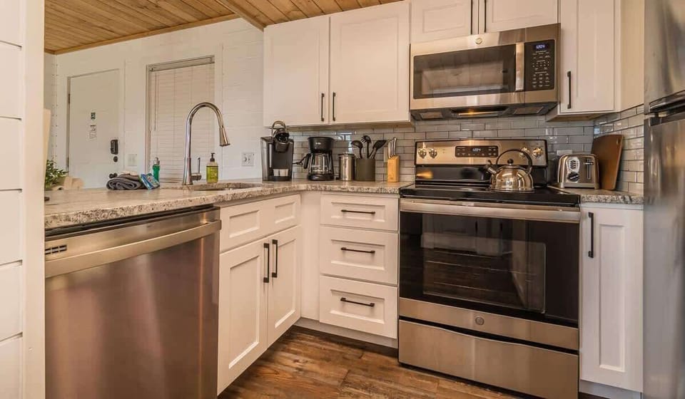 No need to eat out with this fully stocked and equipped kitchen!