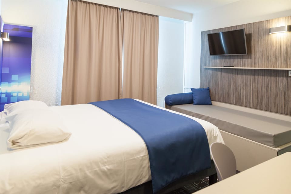 Standard Room, 1 Double Bed | Desk, blackout drapes, soundproofing, iron/ironing board