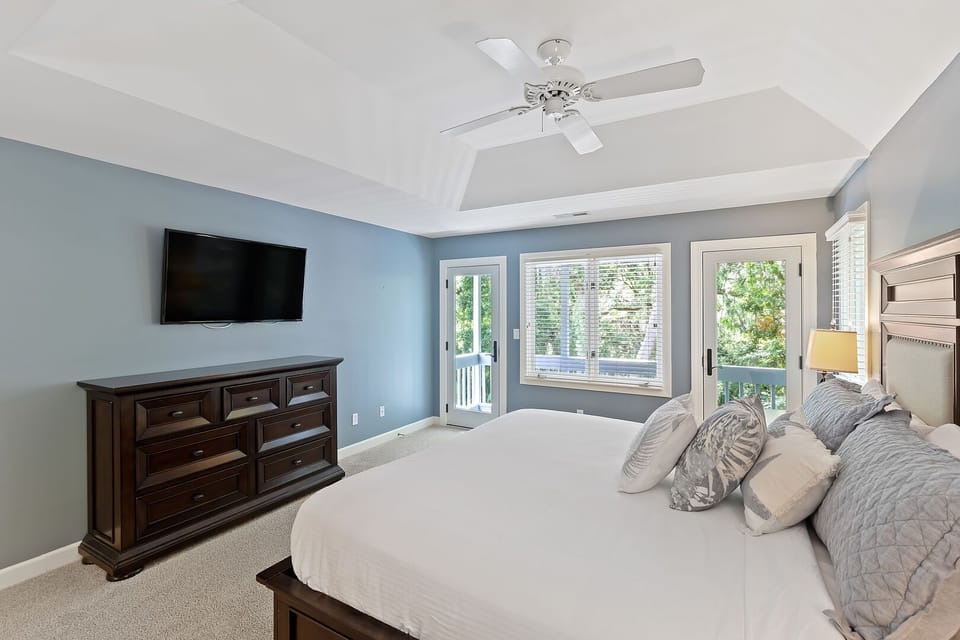 Bedroom 4 - King - Private Bathroom - TV - Second Floor