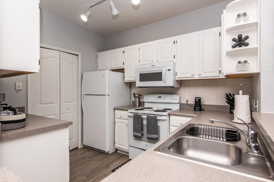 Kitchen w/ Pantry