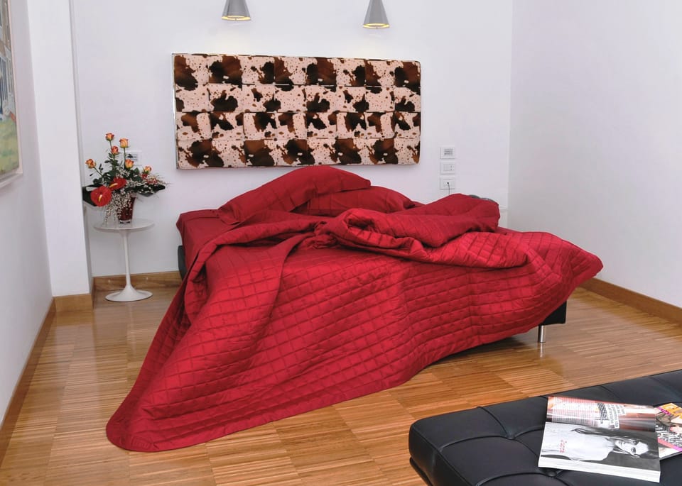 Studio Suite | Minibar, in-room safe, individually furnished, desk