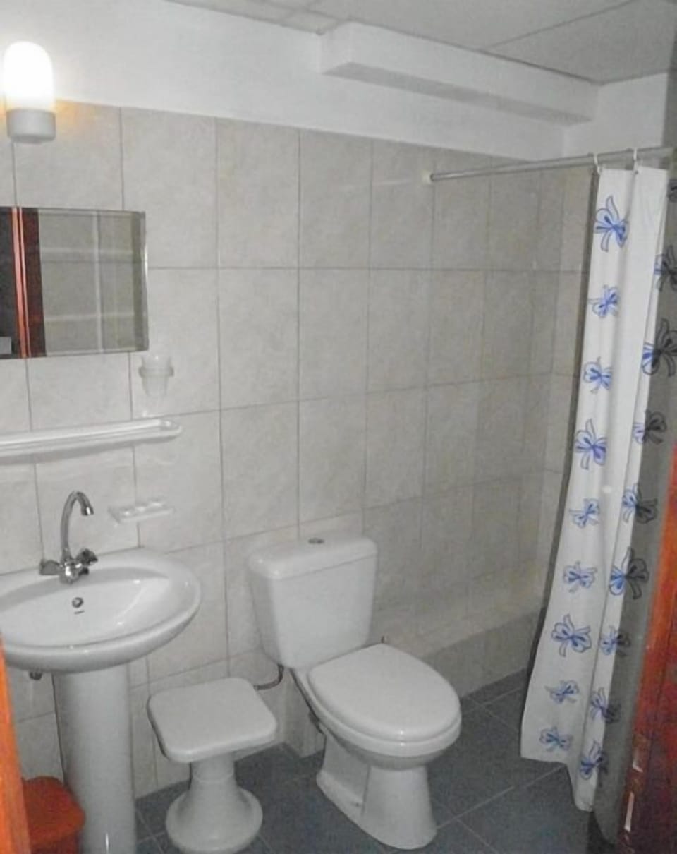 Shower, free toiletries, towels