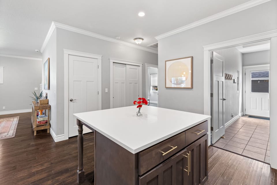 Kitchen- Breakfast island