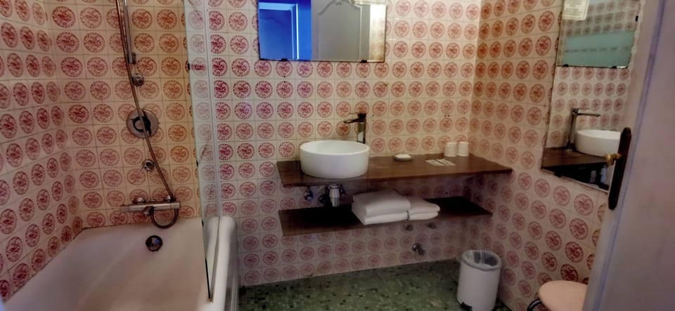 Family Room | Bathroom | Bathtub, towels