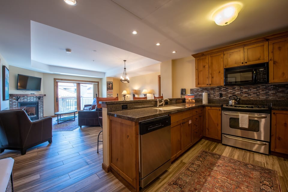 Condo, 2 Bedrooms | Private kitchen | Fridge, oven, coffee/tea maker, toaster