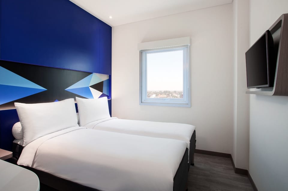 Standard Twin Room | Desk, free WiFi, bed sheets