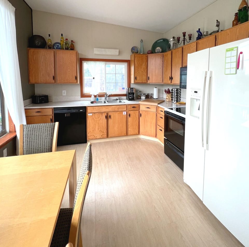 Full kitchen with full appliances, all cooking utensils and spices