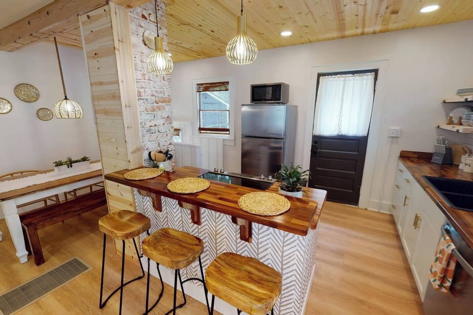 Kitchen/ Dining Area