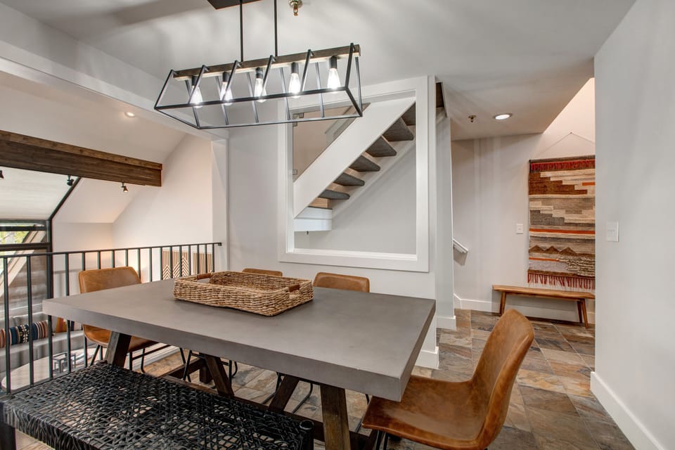 Dining Area with seating for 6