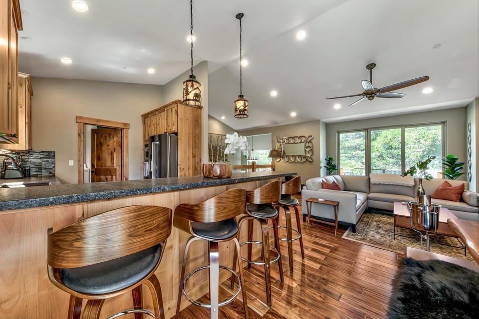 Luxury Lake Tahoe Spacious Great room with Modern Kitchen , Dinning table and open bar seating Fire Place! Perfect for that family and friends getaway