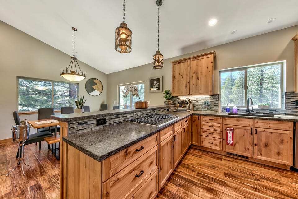 Luxury Lake Tahoe Spacious Great room with Modern Kitchen , Dinning table and open bar seating Fire Place! Perfect for that family and friends getaway