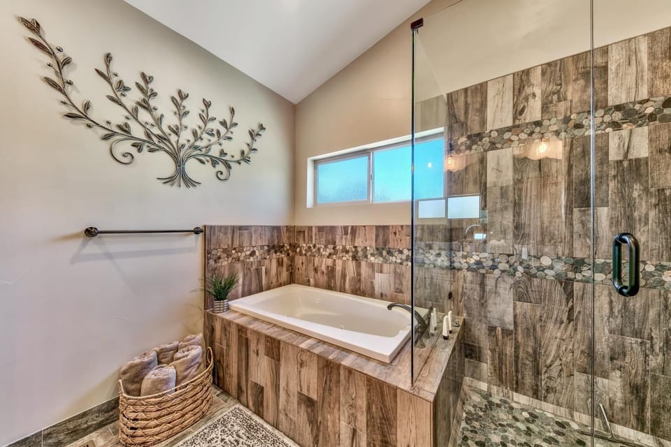 Luxury Master Suite with open floor plan, Dual Sinks. Large Master Tub and Shower. Brand new home.