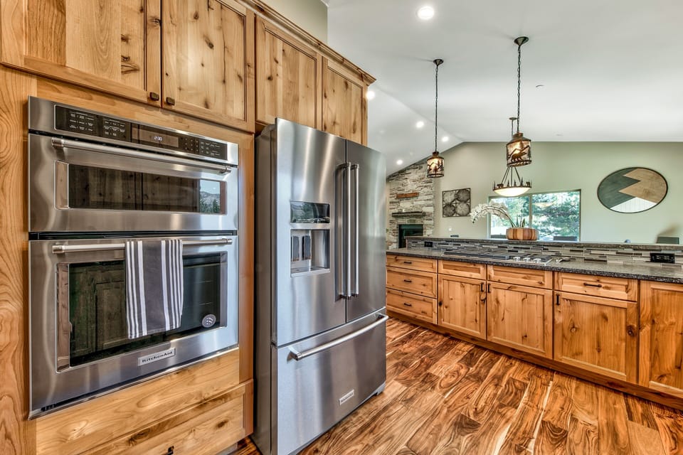 Luxury Lake Tahoe Spacious Great room with Modern Kitchen , Dinning table and open bar seating Fire Place! Perfect for that family and friends getaway
