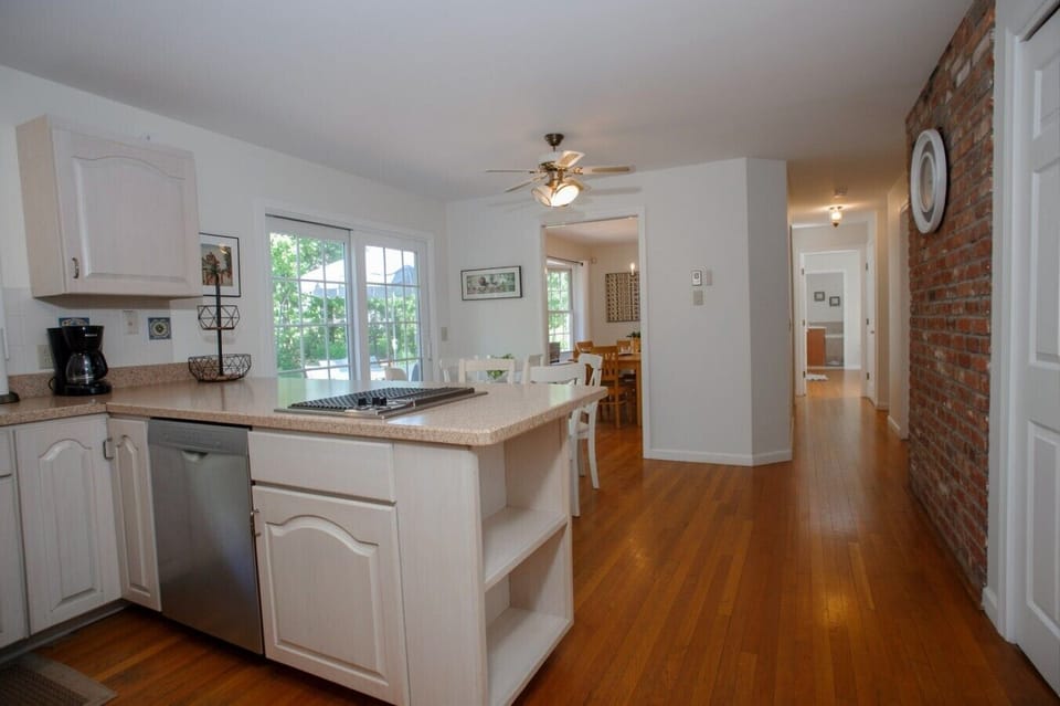 Enjoy a bright and cozy living room ideal for family gatherings and relaxation.