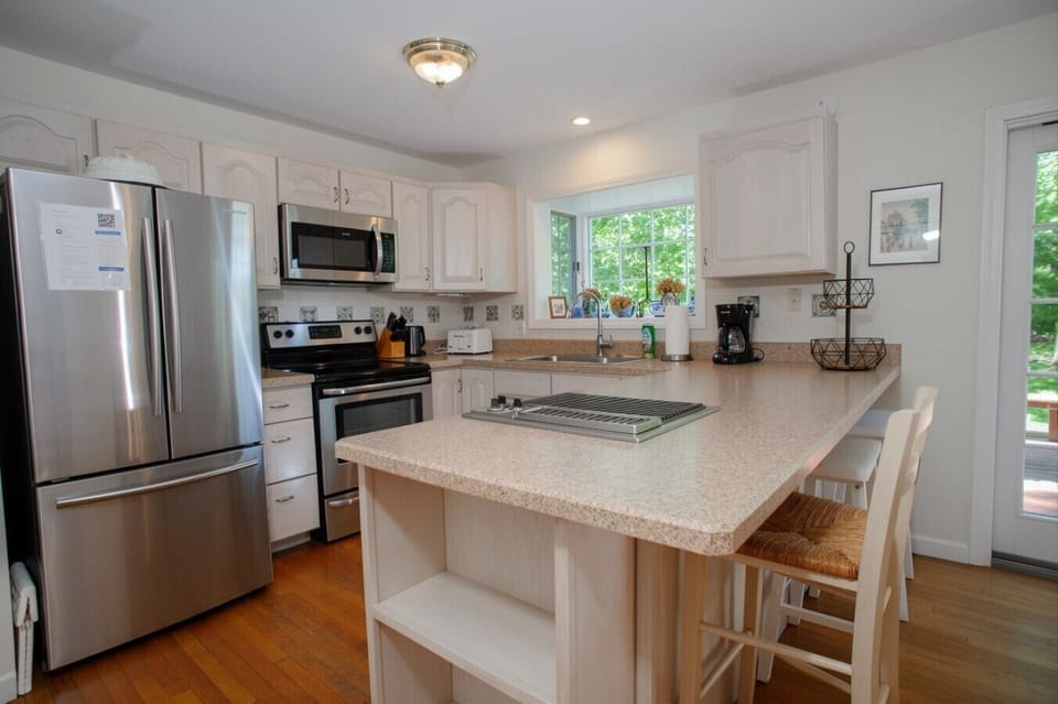 Inviting kitchen with a clean design and complete cooking facilities.