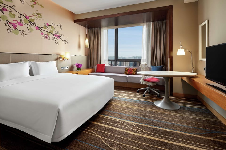Room, 1 King Bed, City View | Premium bedding, pillowtop beds, in-room safe, blackout drapes