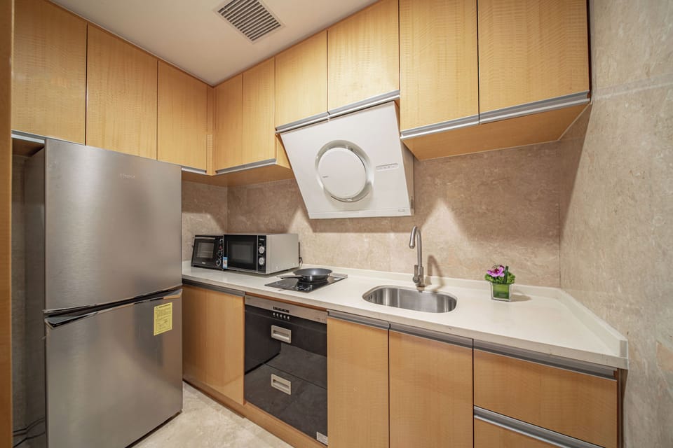 Swissôtel Vitality Suite | Minibar, in-room safe, desk, blackout drapes