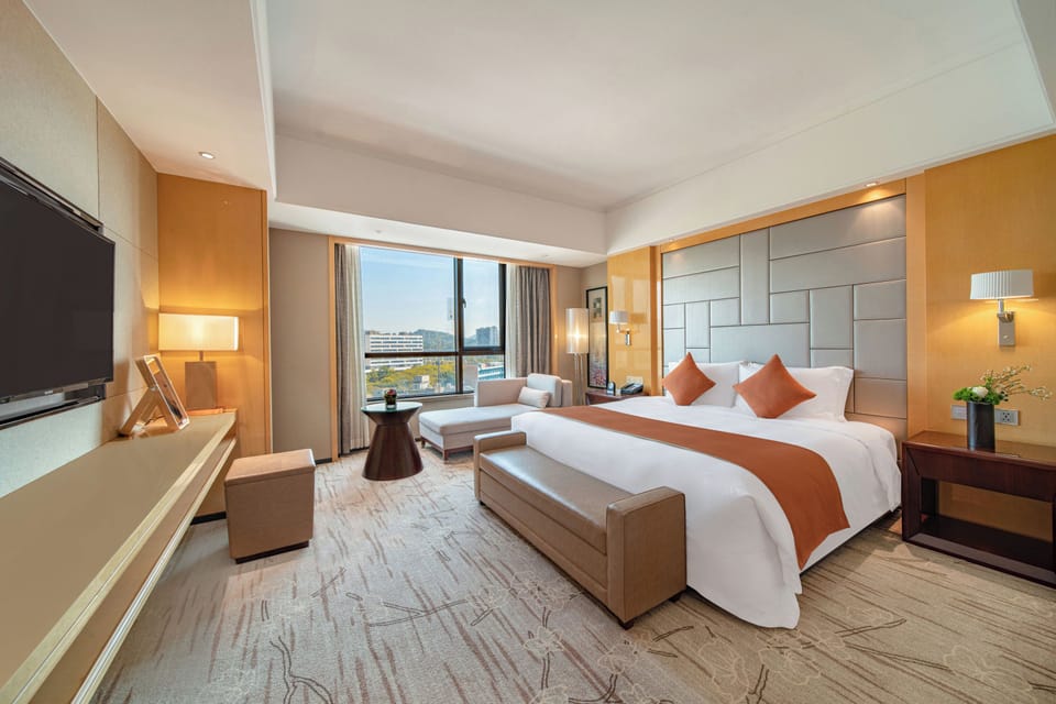 Swissôtel Vitality Suite | Minibar, in-room safe, desk, blackout drapes