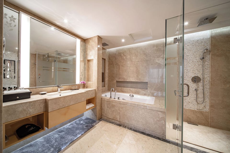 Combined shower/tub, rainfall showerhead, free toiletries, hair dryer