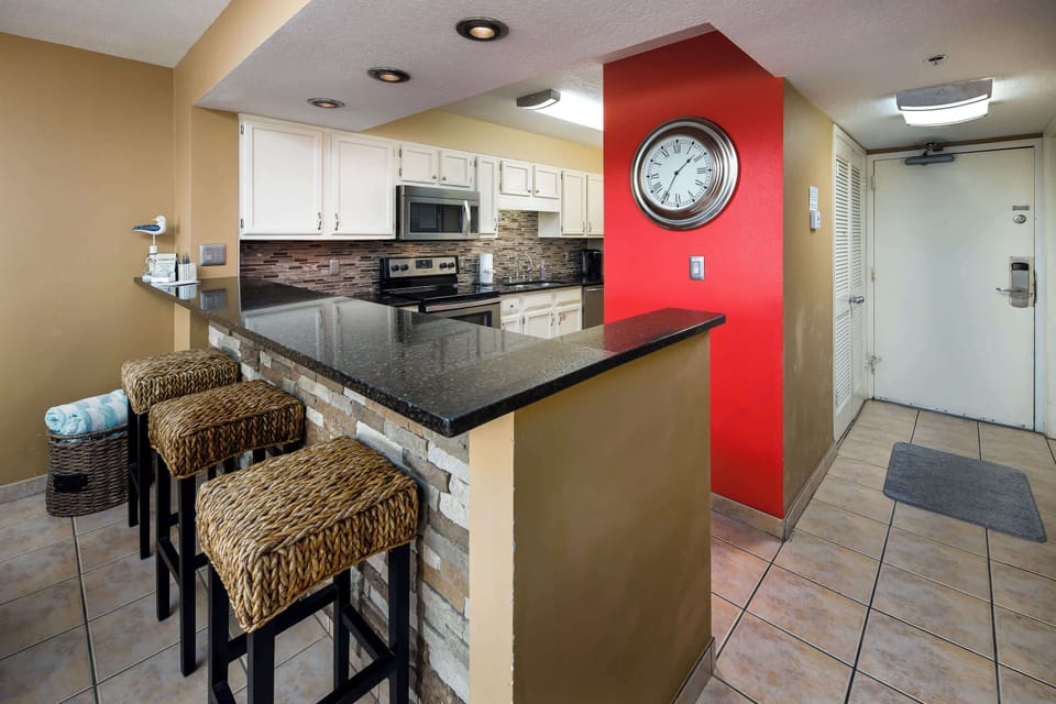 Kitchen with breakfast bar
