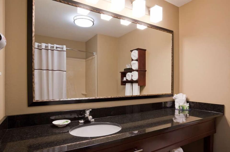Deep soaking tub, free toiletries, towels
