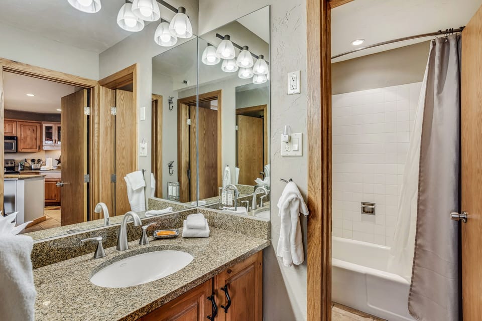 Full bathroom with shower/tub combo