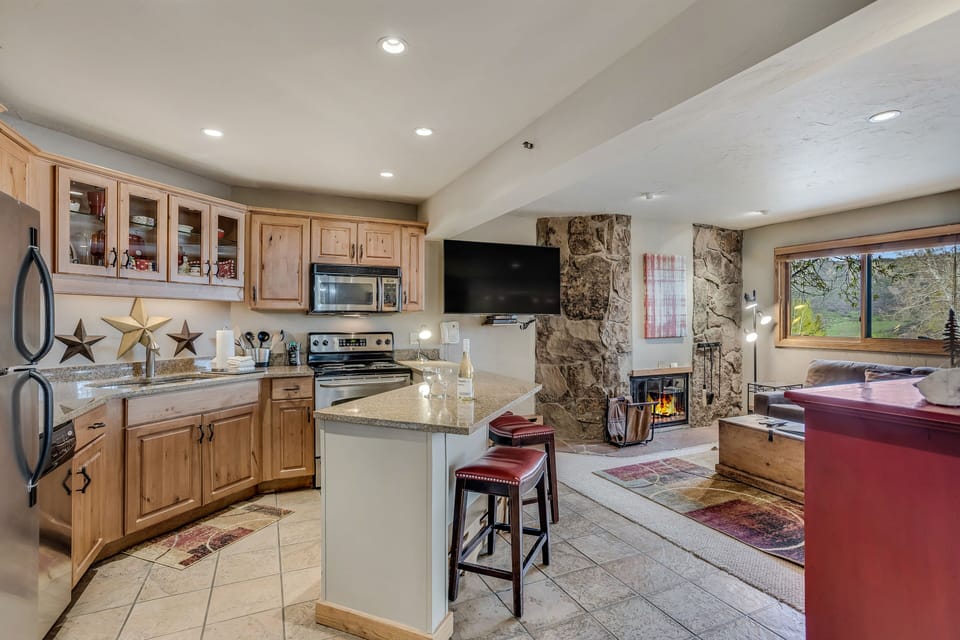 Full kitchen with counter seating