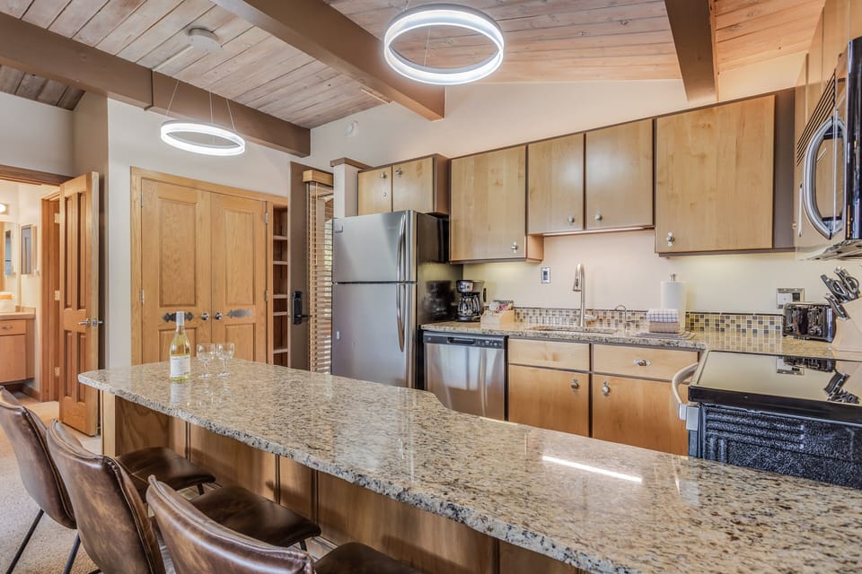 Full kitchen with counter seating