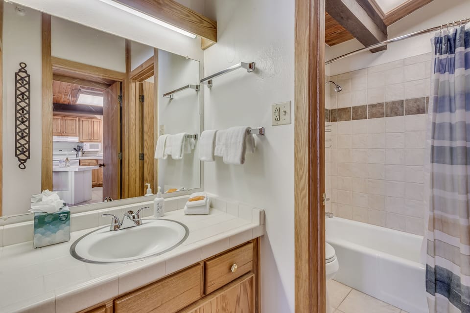 Full bathroom with shower/tub combo