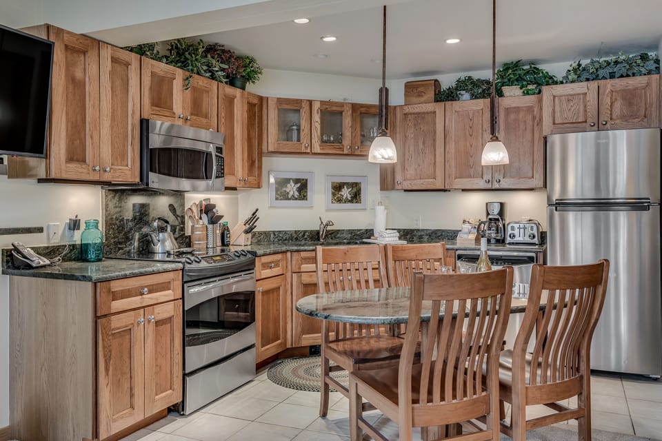 Full kitchen with dining table