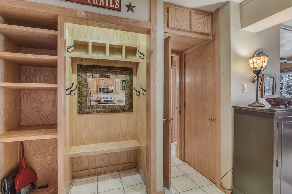 Entryway storage