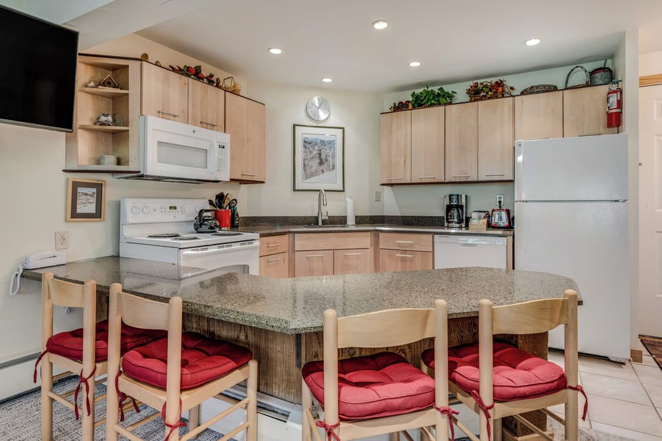 Full kitchen with counter seating
