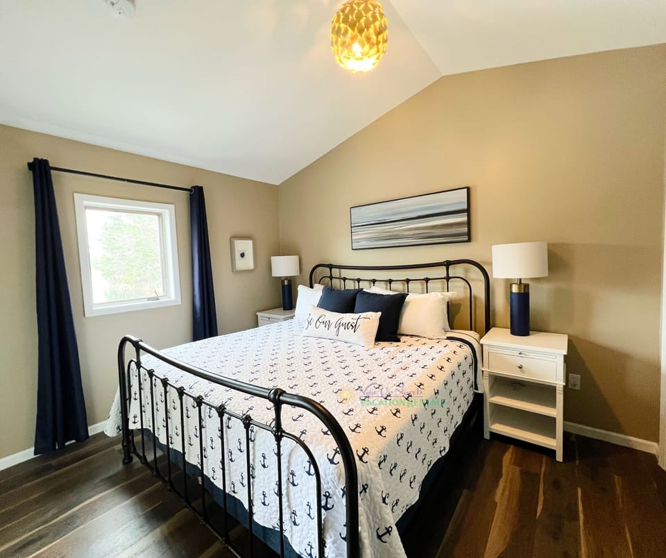 Bedroom on main level. - Bedroom on main level.