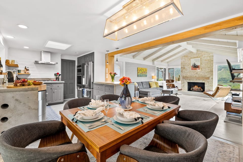 Spacious Living Room, Dining Area and Kitchen