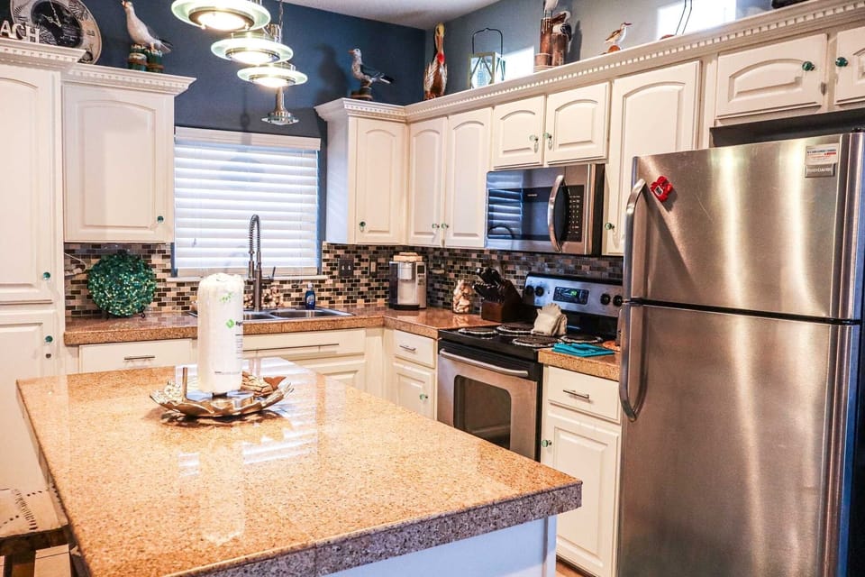 Condo, 2 Bedrooms | Private kitchen | Fridge, microwave, oven, coffee/tea maker