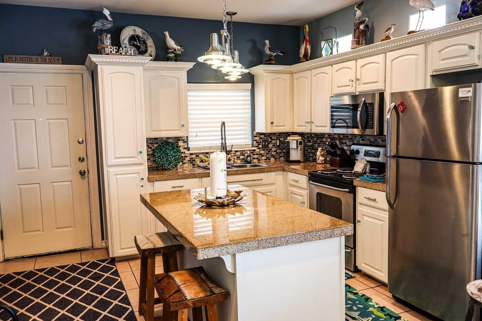Condo, 2 Bedrooms | Private kitchen | Fridge, microwave, oven, coffee/tea maker