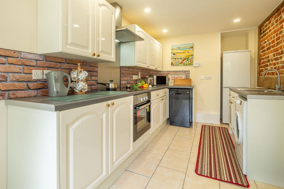 Margaret's Cottage, Potter Heigham: Well-equipped kitchen with modern appliances