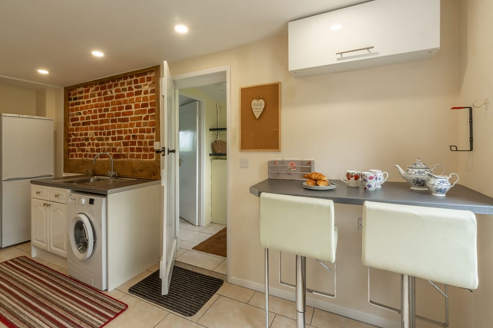 Ground floor: Sit up island for two guests in the kitchen