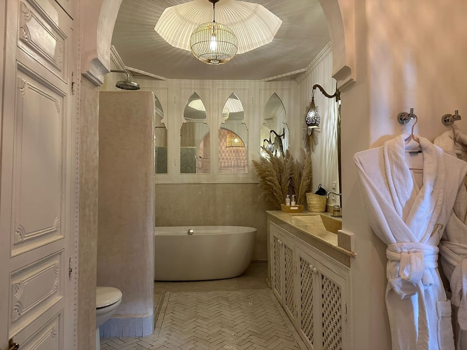 Executive Suite | Bathroom | Free toiletries, hair dryer, bathrobes, towels