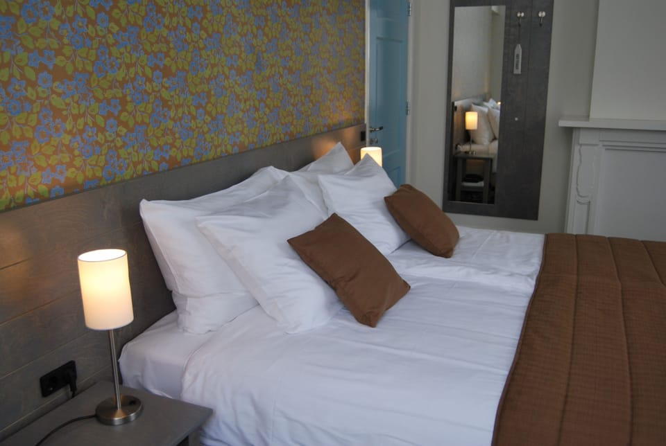 Deluxe Room, 2 Twin Beds, Garden View | Desk, blackout drapes, cribs/infant beds, rollaway beds