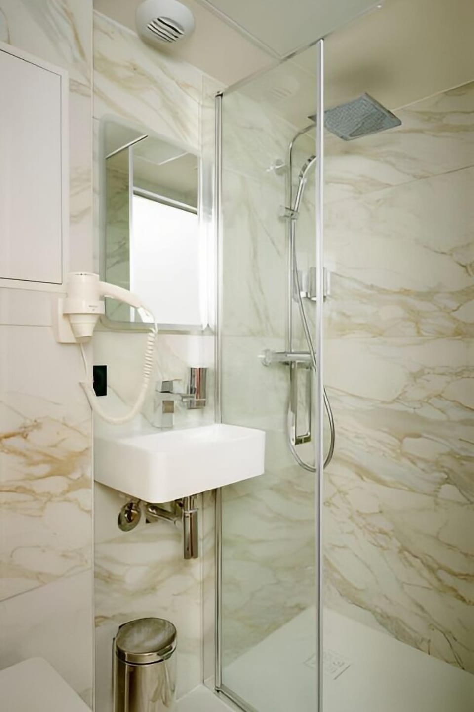 Shower, free toiletries, hair dryer, towels