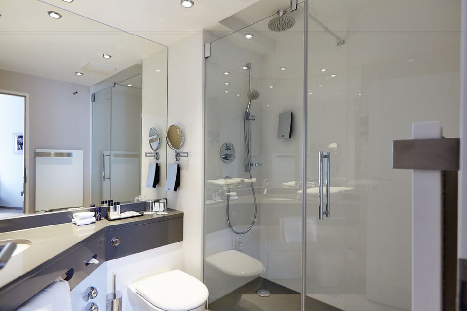 Superior Room, 1 Double Bed | Bathroom | Combined shower/tub, free toiletries, hair dryer, towels