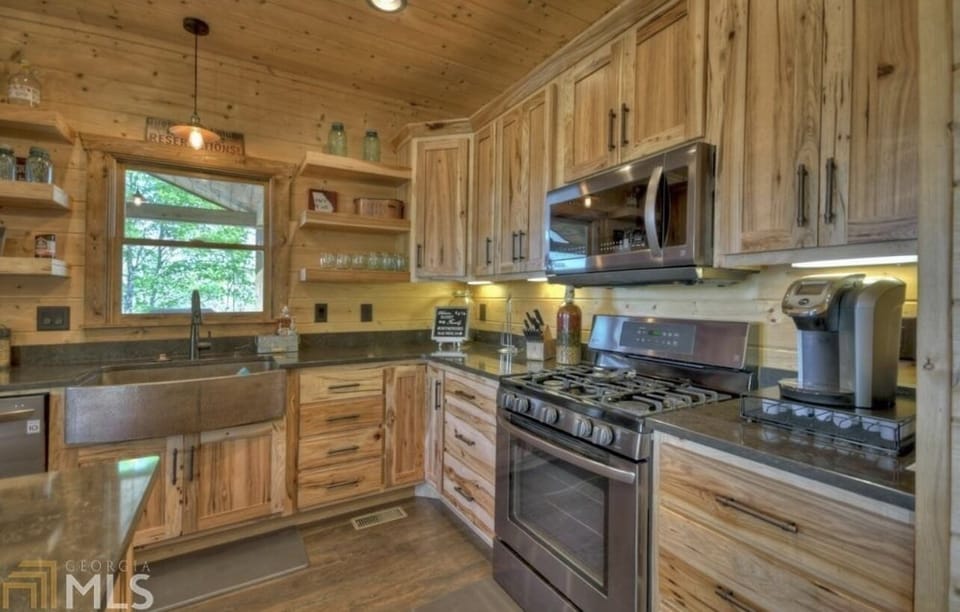 Gas stove and plenty of space to cook 