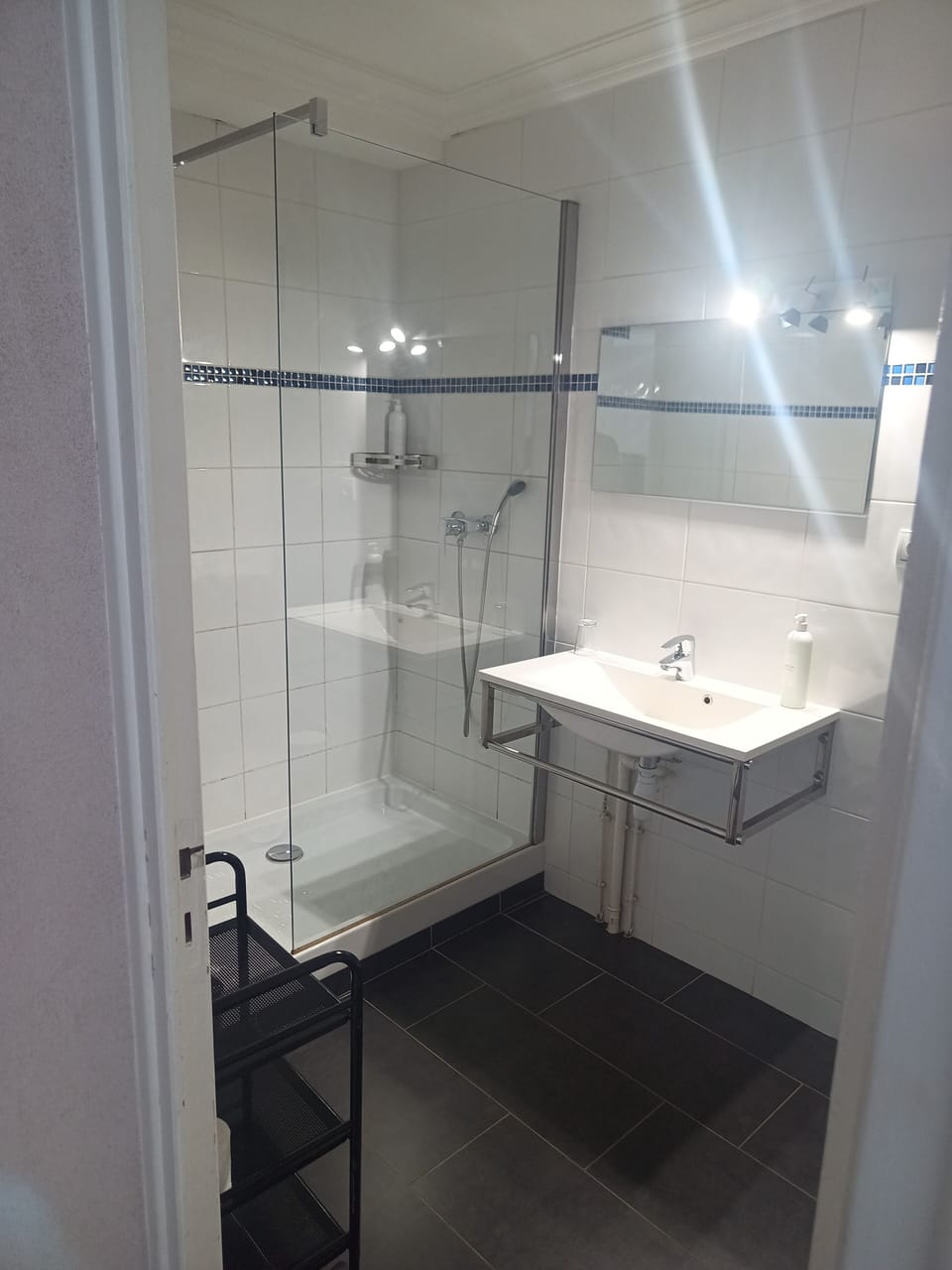 Shower, eco-friendly toiletries, towels